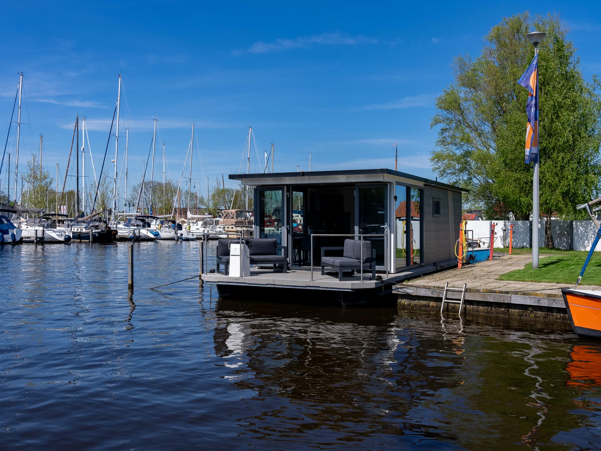 Floating in Heeg